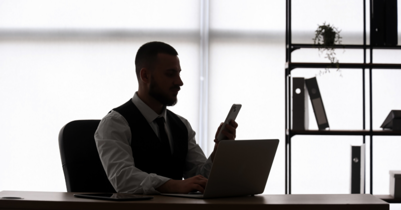 管理職が判断と責任を担う場面を象徴するイメージ