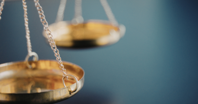 経営判断と外部専門家の助言を象徴するイメージ